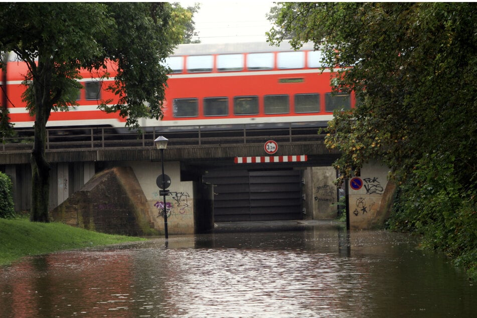 In Pirna steht die Elbe direkt vor dem Fluttor in der Innenstadt.