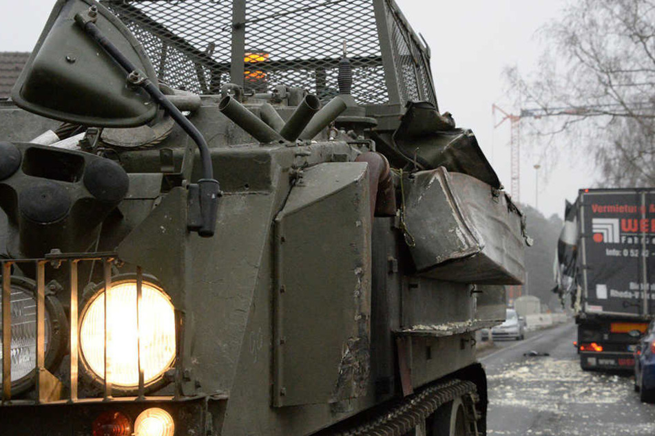 Der Panzer rammte den Lkw und schlitzte ihn auf.