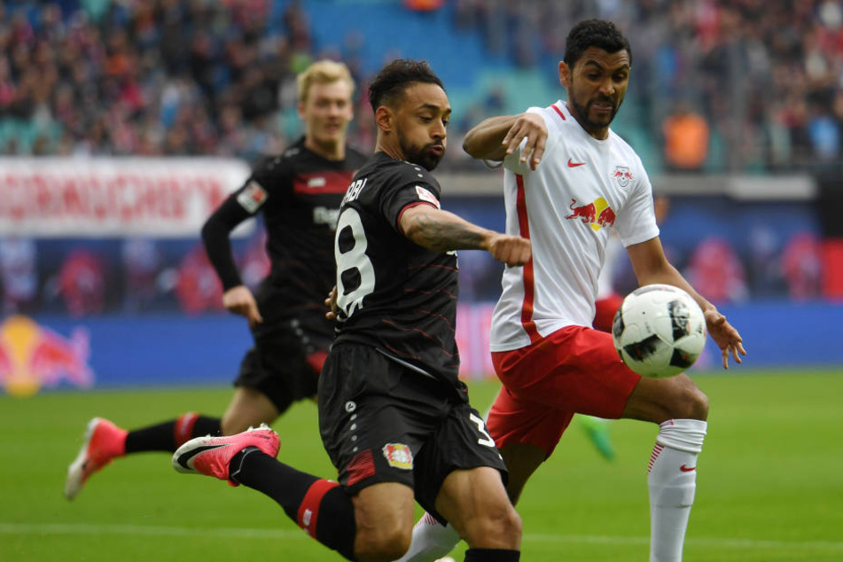 Marvin Compper (r., hier gegen Leverkusens Karim Bellarabi) verlässt die Bundesliga gen Schottland.