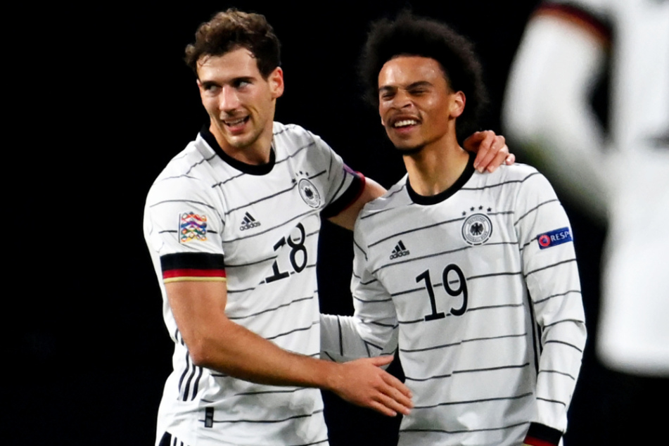 Der stark auftrumpfende Leon Goretzka (l.) bereitete beide deutschen Treffer in der ersten Hälfte vor. Hier bejubelt er das 1:1 mit Torschützen Leroy Sané.