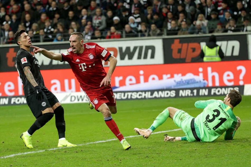 Franck Ribéry (Mi.) entwischte der Eintracht-Abwehr ein Mal entscheidend und sorgte für das 0:1 aus Frankfurter Sicht.