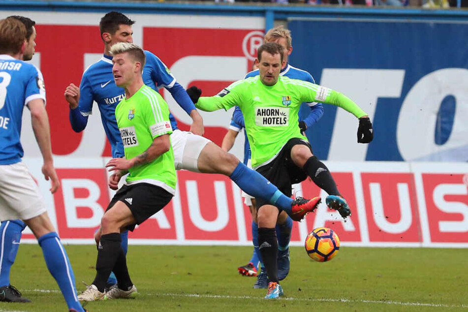Marco Kofler (Rostock) gegen den zweifachen Torschützen Anton Fink (r.,CFC). Links vorn: Philip Türpitz (CFC).