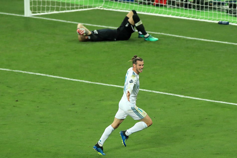 So eng liegen Sieg und Niederlage beieinander. Liverpools Torhüter Loris Karius (hinten) liegt enttäuscht am Boden. Torschütze Gareth Bale (vorn) dreht jubeln ab.