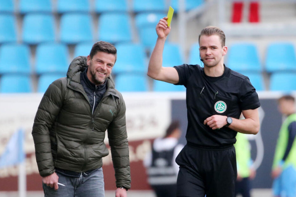 HFC-Trainer Torsten Ziegner (l.) quittierte die Gelbe Karte von Schiri Patrick Schwengers mit einem resignierenden Lachen...