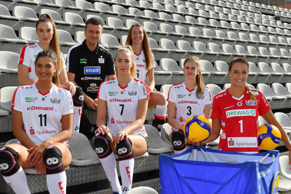 Alexander Waibl im Kreise seiner Neuzugänge. Beim Fototermin fehlte lediglich Zuspielerin Brie O'Reilly.
