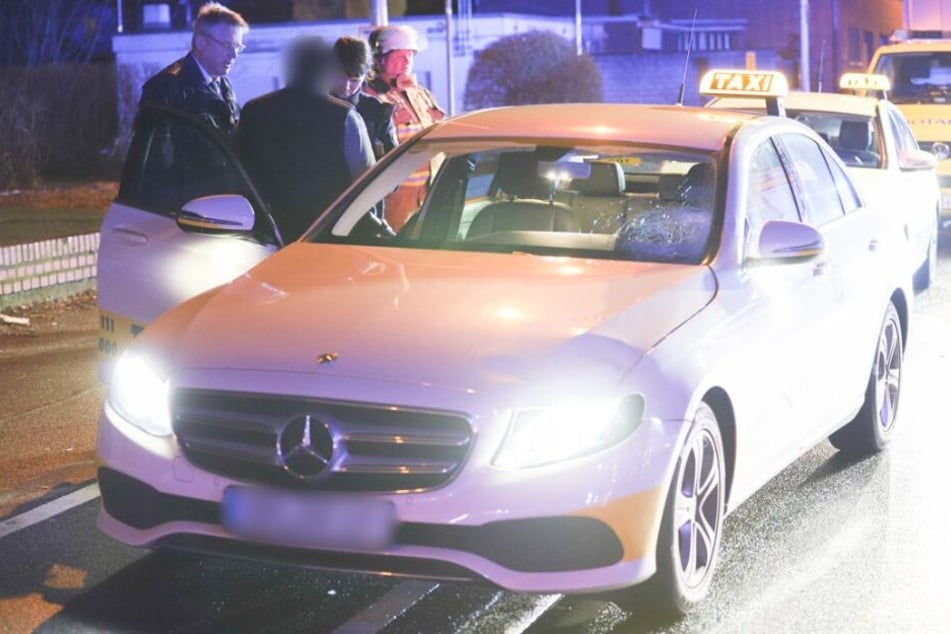 Das Taxi wurde nach dem Unfall von der Polizei sichergestellt.