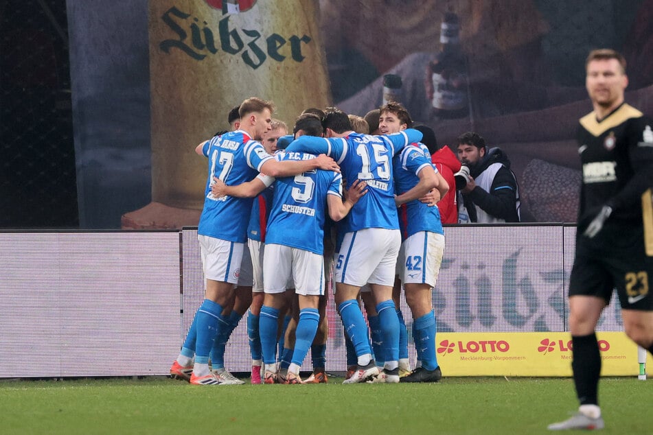 Jubel bei den Rostockern nach dem Führungstreffer von Jonas Dirkner.