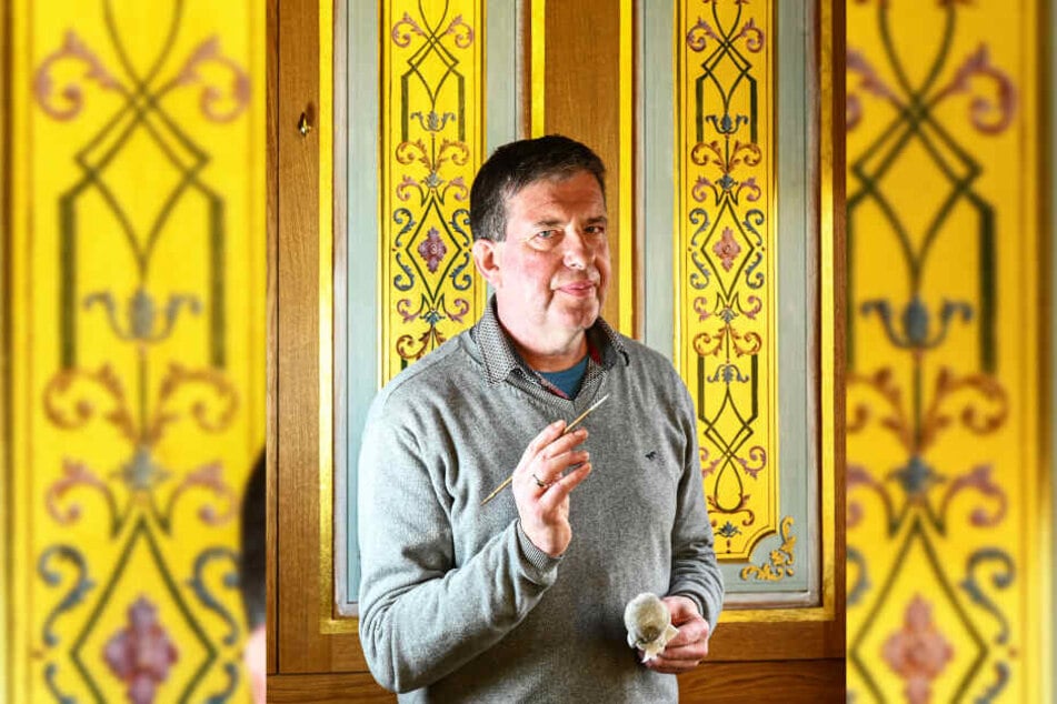 Holger Müller (53) ist einer von neun Künstlern, die die alten Malereien wieder an die Wände bringen.
