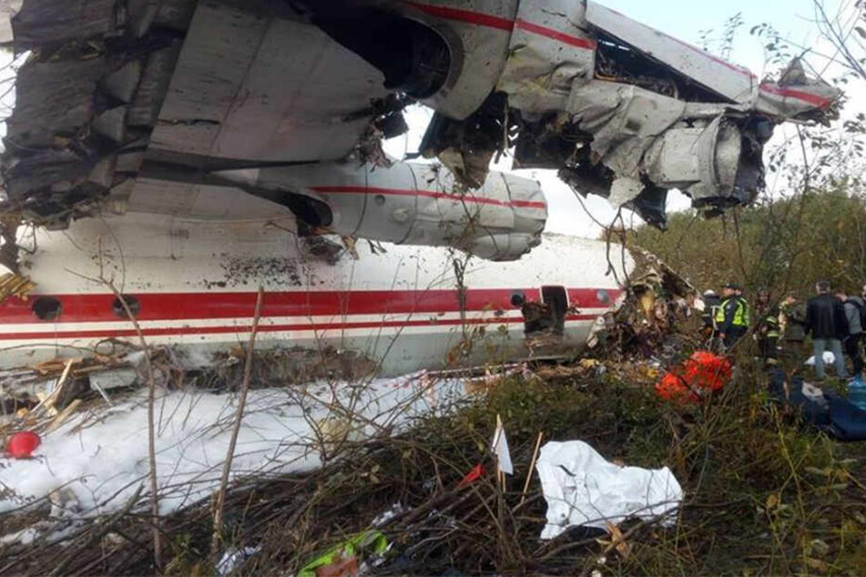 Flugzeug stürzt bei Notlandung ab: Fünf Tote