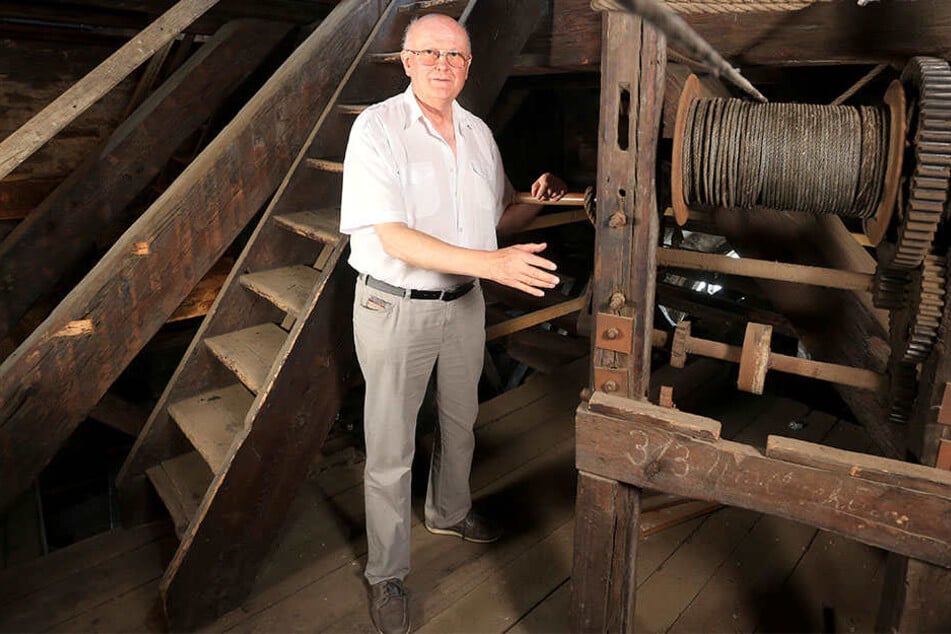 Dombaumeister Michael Kühn (73) zeigt die Kurbel des historischen Handaufzugs. Für die Bauarbeiten wird dieser wieder aktiviert.