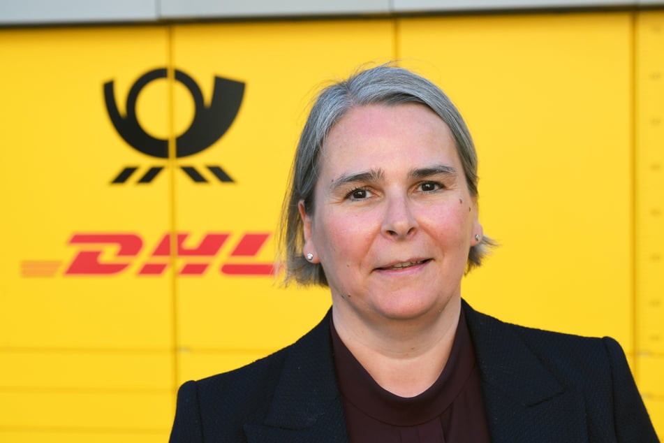 Nikola Hagleitner, Vorstandsmitglied des Logistikkonzerns DHL, begründet den Preisanstieg unter anderem mit steigenden Personal-, Energie- und Sachkosten für den Konzern.