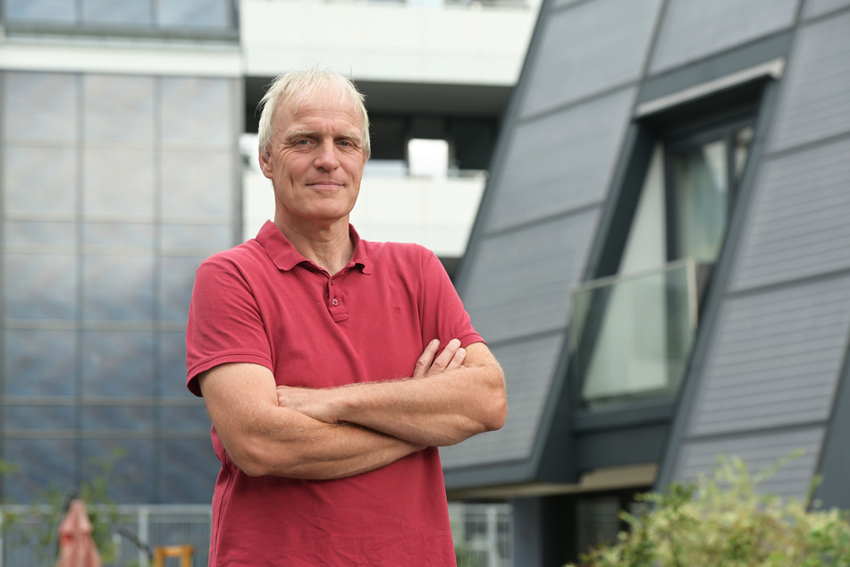 Grünen-Stadtrat Bernhard Herrmann (54) an der Solar-Siedlung in der Salzstraße: "Chemnitz braucht einen Klimaschutz-Manager."