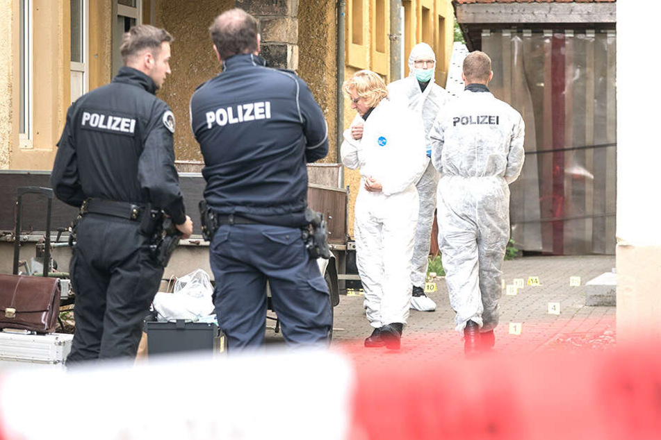 Die Mordkommission sicherte in der Nacht und am Freitag am abgesperrten Tatort an der Stetzscher Straße Spuren.