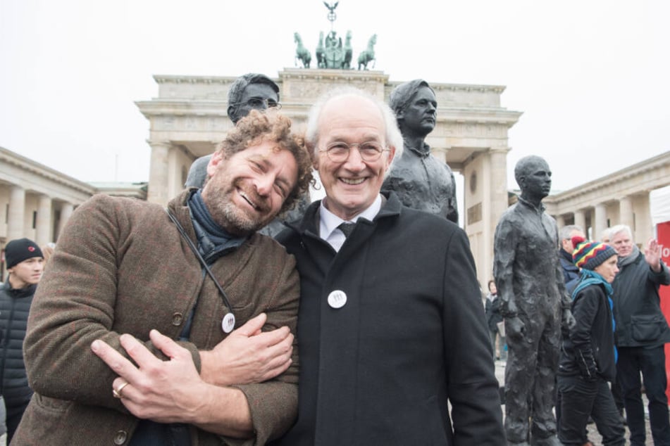 Der italienische Bildhauer Davide Dormino (li.) und John Shipton, Vater von Julian Assange, nahmen Ende November 2019 vor dem Brandenburger Tor in Belrin an einer Demo für die Freiheit des Wikileaks-Gründers teil.