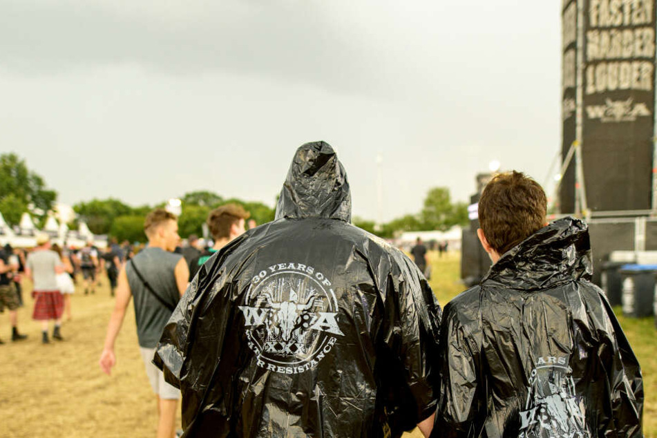 Wegen der Unwetterwarnung verlassen Wacken-Besucher den Bereich vor der Bühne.