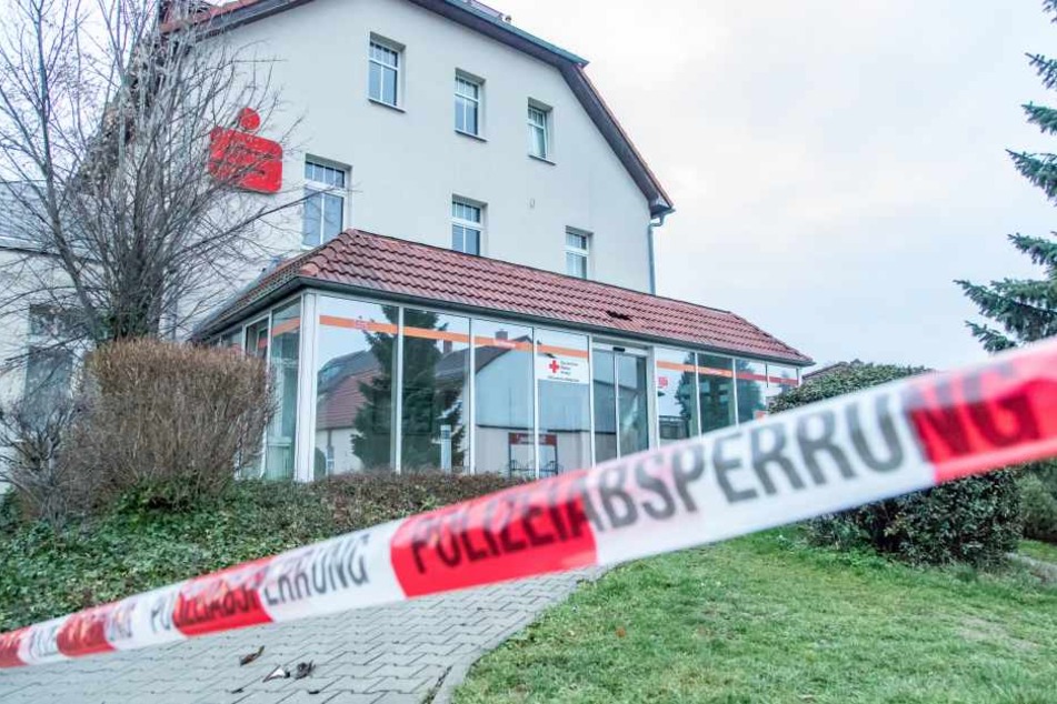Die Polizei hat den Tatort weiträumig abgesperrt und die Ermittlungen aufgenommen.