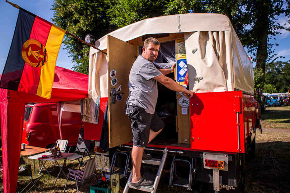 Organisator Kai Krähahn (43) hat seinen in Zittau produzierten „Ello“ von der Feuerwehr zum Wohnwagen umgebaut.