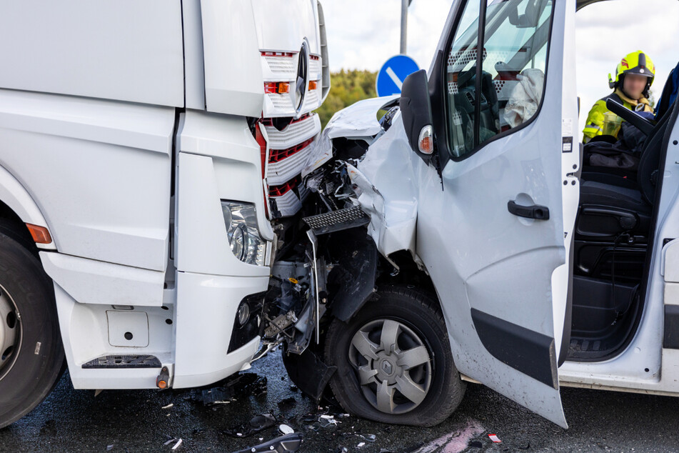Eine Lkw-Fahrerin missachtete die Vorfahrt eines Renault-Transporters und es kam zu einem Frontal-Crash.