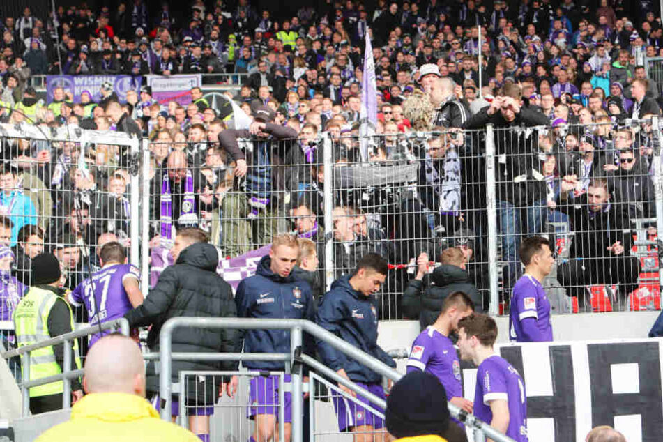 Die Auer Spieler bedankten sich bei den mitgereisten Fans für die Unterstützung.