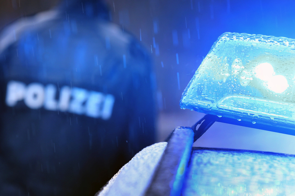 Die "richtige" Polizei ermittelt gegen einen Unbekannten, der sich in der Nacht zu Dienstag als einer ihrer Kollegen ausgegeben hat. (Symbolbild)