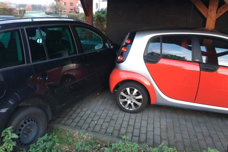 Unter dem Carport kam der VW Turan zum Stehen.