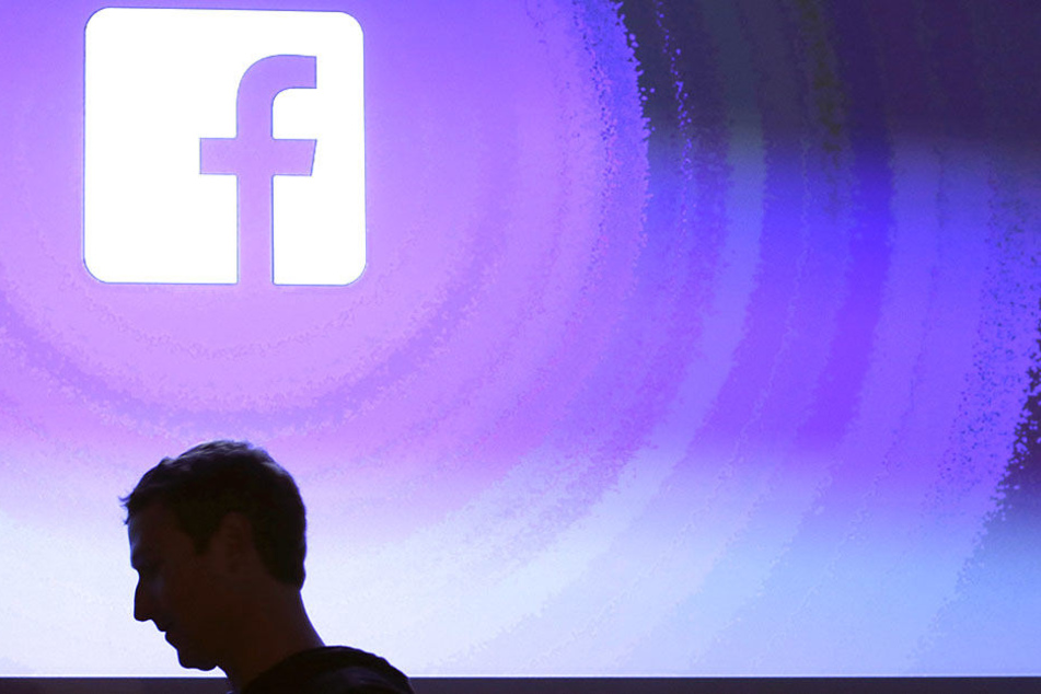 Mark Zuckerberg und das Facebook-Logo. Wie groß ist der Schaden des Daten-Skandals wirklich?