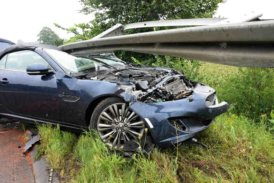Der Jaguar schleuderte über alle Fahrstreifen und blieb mit der Front unter der Leitplanke stecken.