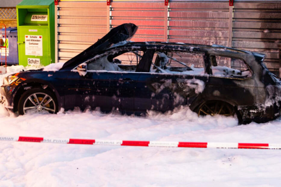 Der VW Passat brannte vollständig aus.