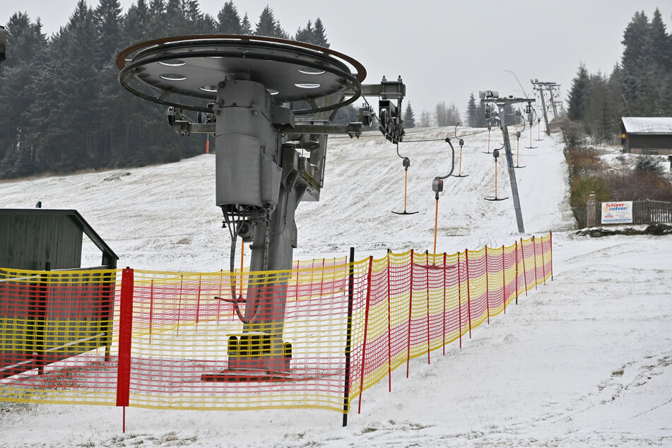 Die Skilifte in Sachsen, wie hier in Eibenstock, stehen still.