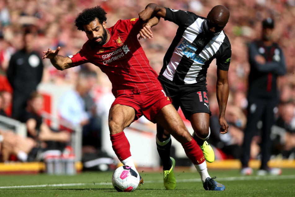 Der aus Frankfurt nach Newcastle ausgeliehene Willems gegen Mo Salah vom FC Liverpool.