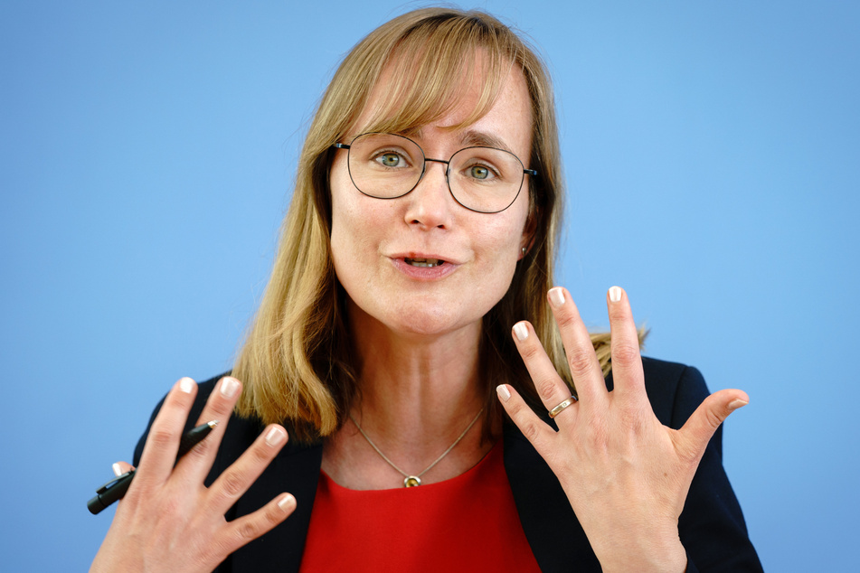 Linke-Fraktionschefin Eva von Angern (45) fordert eine verbindliche zweite Leichenschau. (Archivbild)