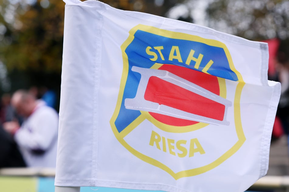 Während des Jugend-Trainingscamps der BSG Stahl Riesa und des FC-Bayern-Campus in der Feralpi-Arena kollabierte ein Trainer und verlor sein Leben.