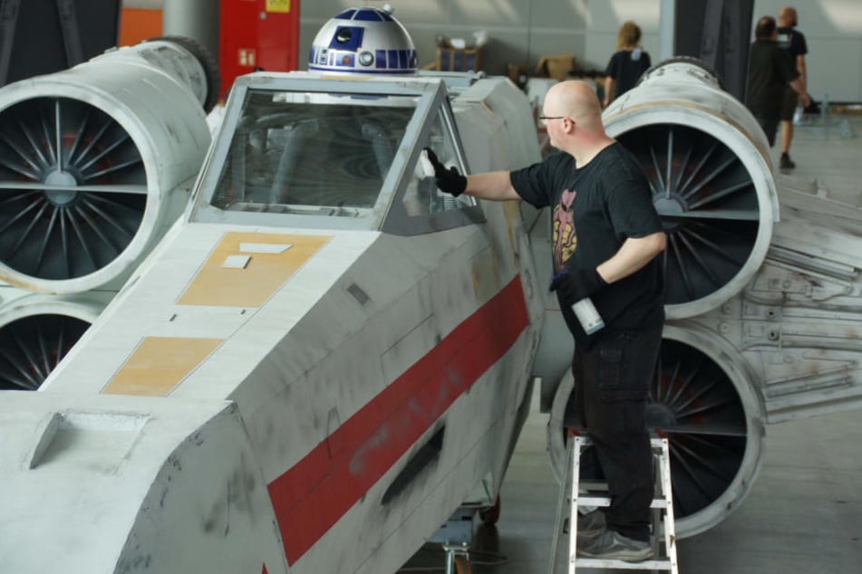 Kurz vor dem Start der Messe wurde ein X-Wing aus den "Star Wars"-Filmen noch liebevoll gereinigt.