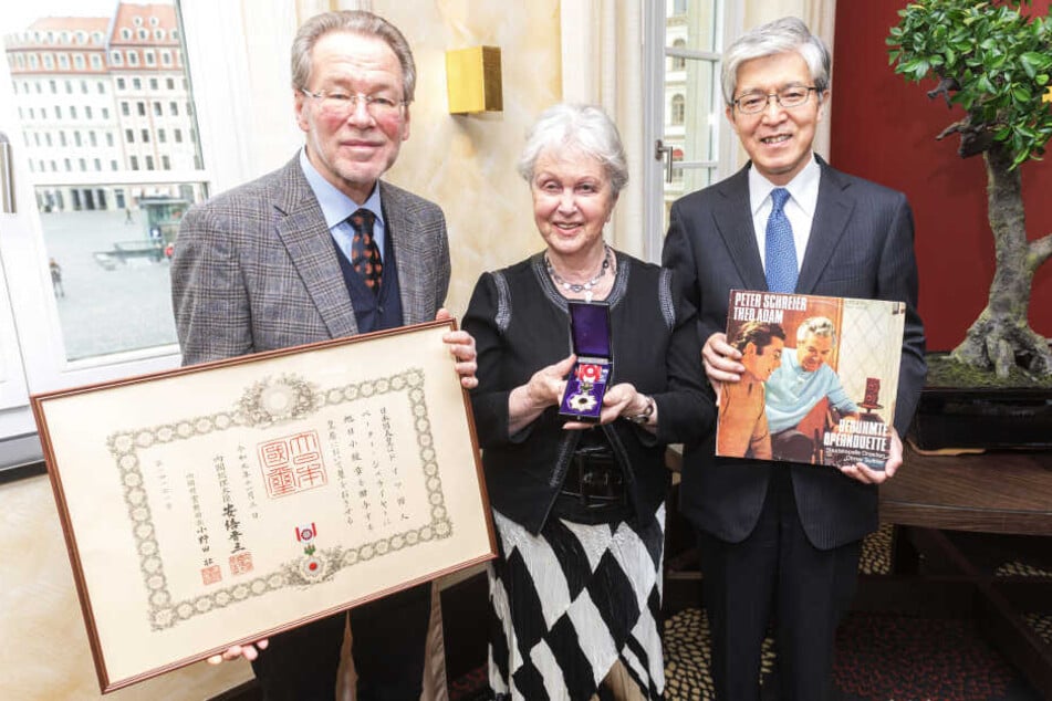 Renate Schreier (84) nahm den Orden von Takeshi Yagi (65, r.) entgegen. Der japanische Botschafter hält eine DDR-Schallplatte von 1973, auf der Peter Schreier mit Theo Adam (1926 - 2019) singt. Links Torsten Schreier (62).