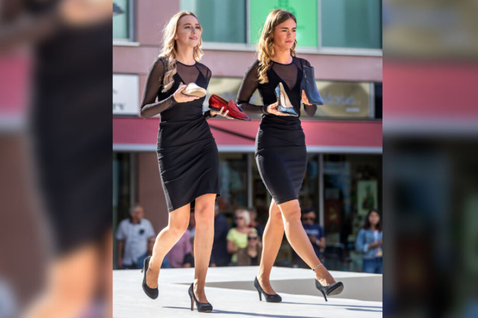 Chemnitzer Modenächte: Models präsentieren Schuhe aus Geschäften der Rathaus Passage.