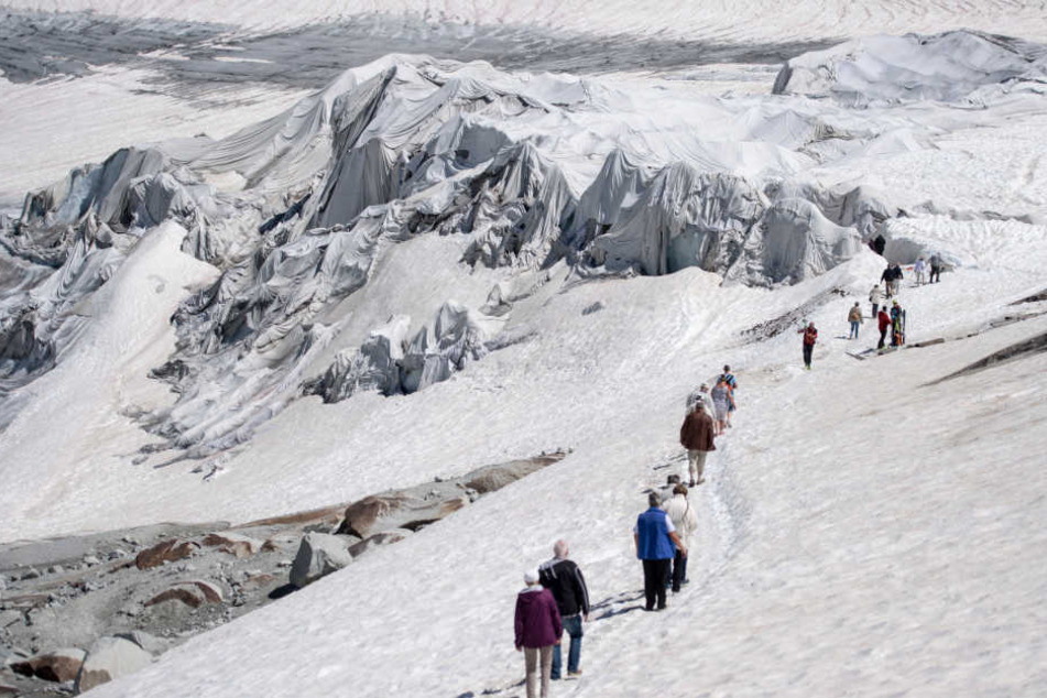 Der Rhonegletscher in der Schweiz ist der älteste Alpengletscher und wird mit weißen Decken vor dem Schmelzen geschützt.