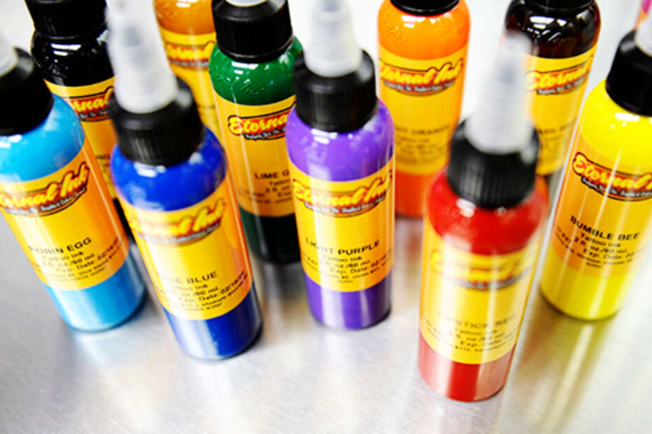 Nur echt als Original: Die Tattoofarben "Eternal Ink" aus Michigan sind bekannt und beliebt.