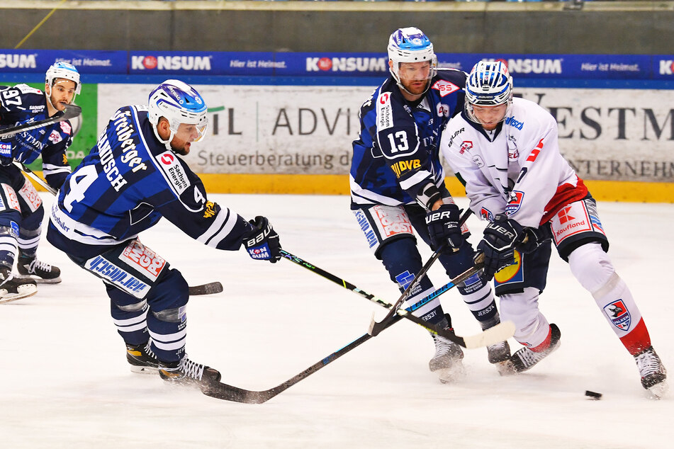 Wie im Heimspiel am Freitag setzten die Eislöwen Steve Hanusch (l.) und Christian Neuert (M.) die Heilbronner um Jan Pavlu früh unter Druck.
