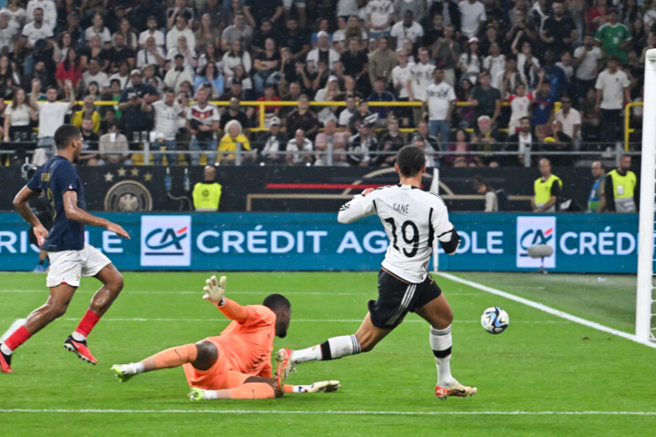 Leroy Sané (r.) erzielte in den Schlussminuten das 2:0 für Deutschland.