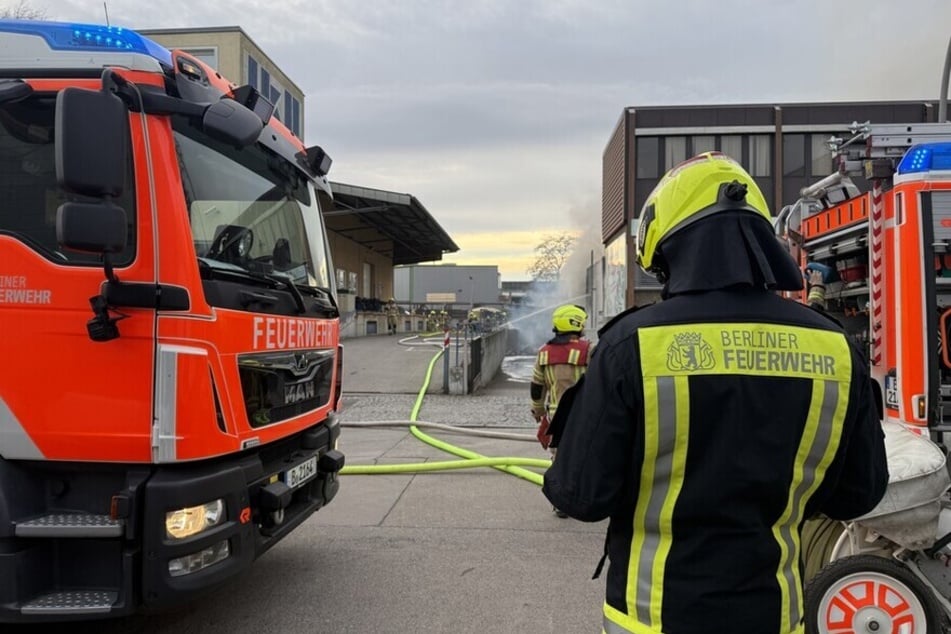 Die Berliner Feuerwehr ist mit 100 Kräften vor Ort.