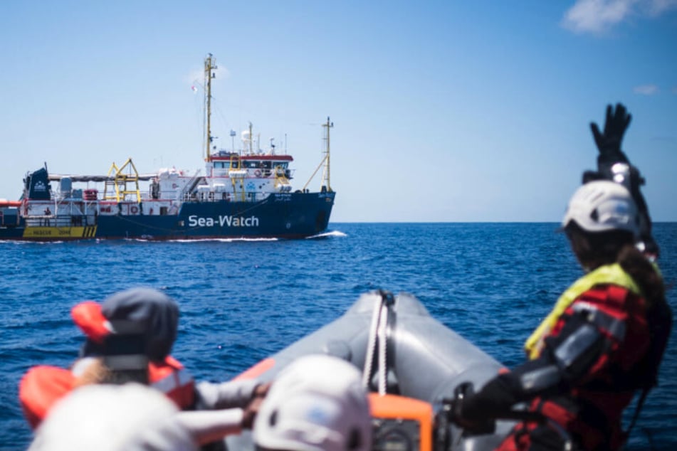 Flüchtlinge in Not: Deutsches Schiff "Sea-Watch 3" rettet 60 Menschen