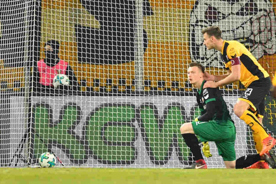 Markus Schubert im Dynamo-Tor war beim ersten Gegentreffer machtlos. Florian Ballas baut ihn dennoch auf.