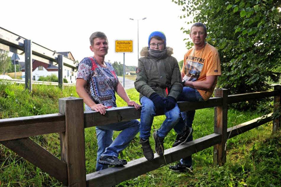 Nic Bretfeld (13) beim Spaziergang mit den Eltern Jana (40) und Heiko (48). Für die Eltern ist es noch warm. Nic ist dick angezogen wie im Winter.