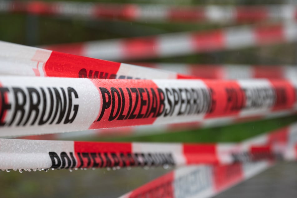 Das Waldstück wird derzeit von Einsatzkräften abgesucht.