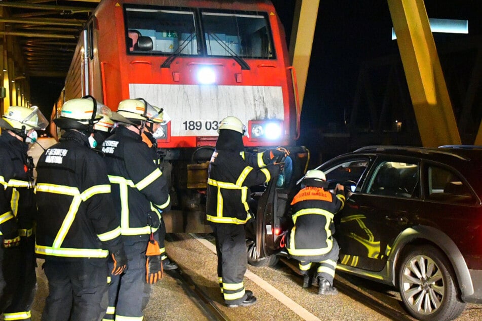 Feuerwehrleute bergen das Fahrzeug auf der Kattwybrücke.
