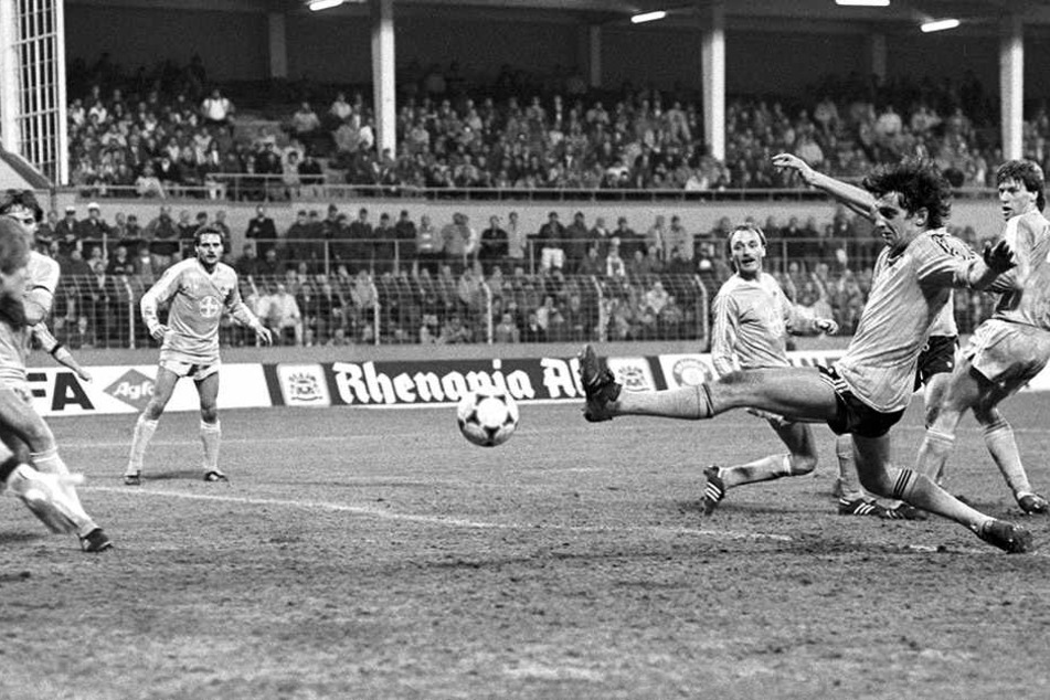 Ralf Minge streckt sich beim legendären Europacup-Spiel 1986 in Uerdingen nach dem Ball. Minge musste seinerzeit nach einem Zehenbruch fitgespritzt werden. Trotzdem gelang ihm bereits in der 1. Minute der Führungstreffer.