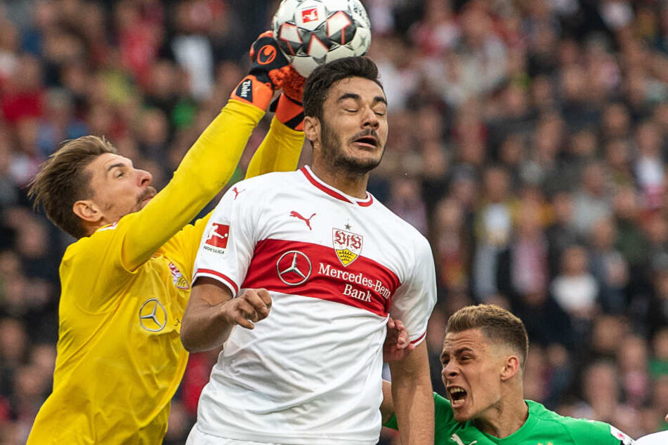 VfB-Verteidiger Ozan Kabak (Mitte) und der Stuttgarter Keeper Ron-Robert Zieler (l.). Am rechten Bildrand: Gladbachs Thorgan Hazard.