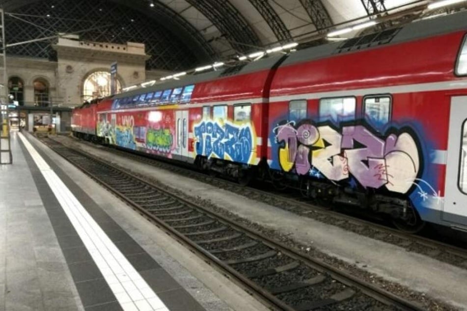 Auch auf den Wagen hatte es die Graffiti-Bande abgesehen.
