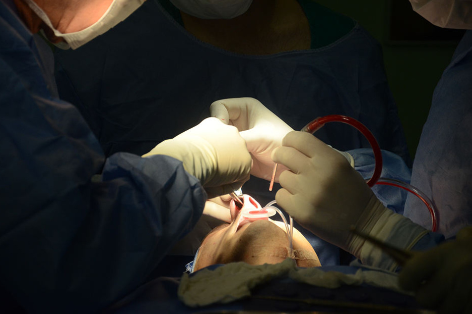 Ein Mann wird in einer Privatklinik in an der Nase operiert. Die Zahl der Schönheitsoperationen in Deutschland hat im vergangenen Jahr weiter zugenommen.