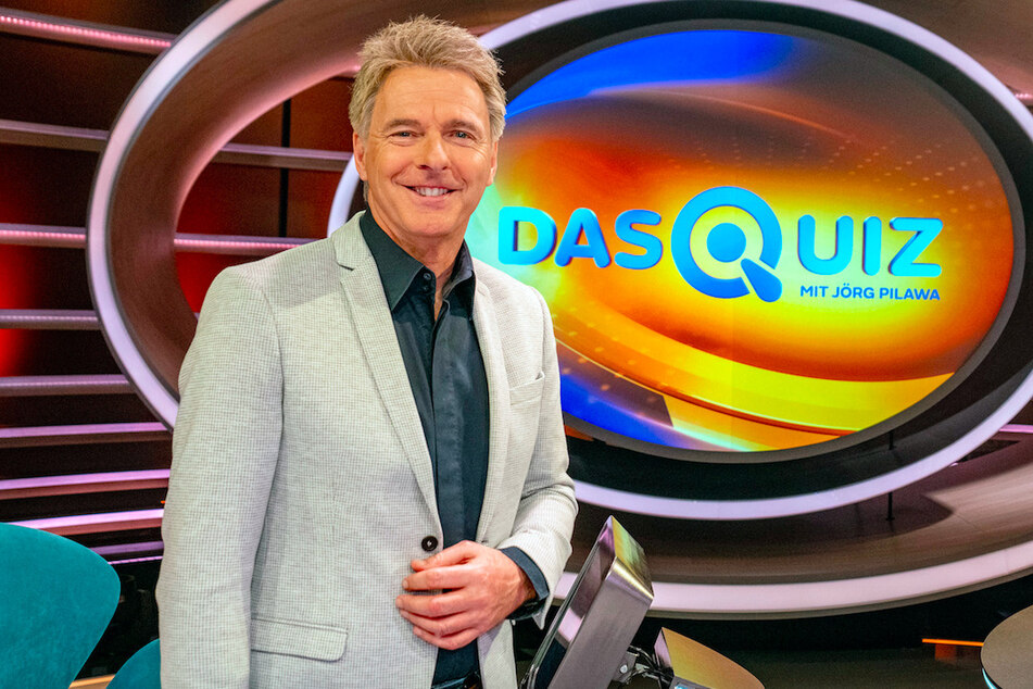 Moderator Jörg Pilawa (55) steht in der Kulisse der Sendung "Das Quiz mit Jörg Pilawa".